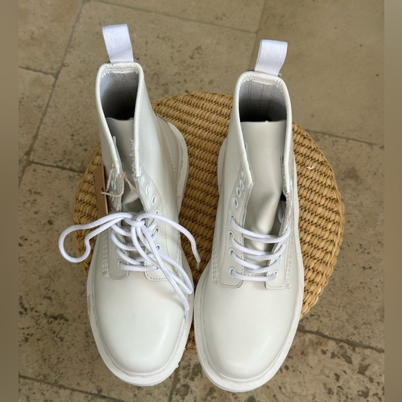 NWT Dr. Martens AirWalk - monochromatic white size US 7 - Picture 6 of 12